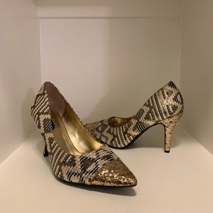 Sparkles Gold Patterned Heels